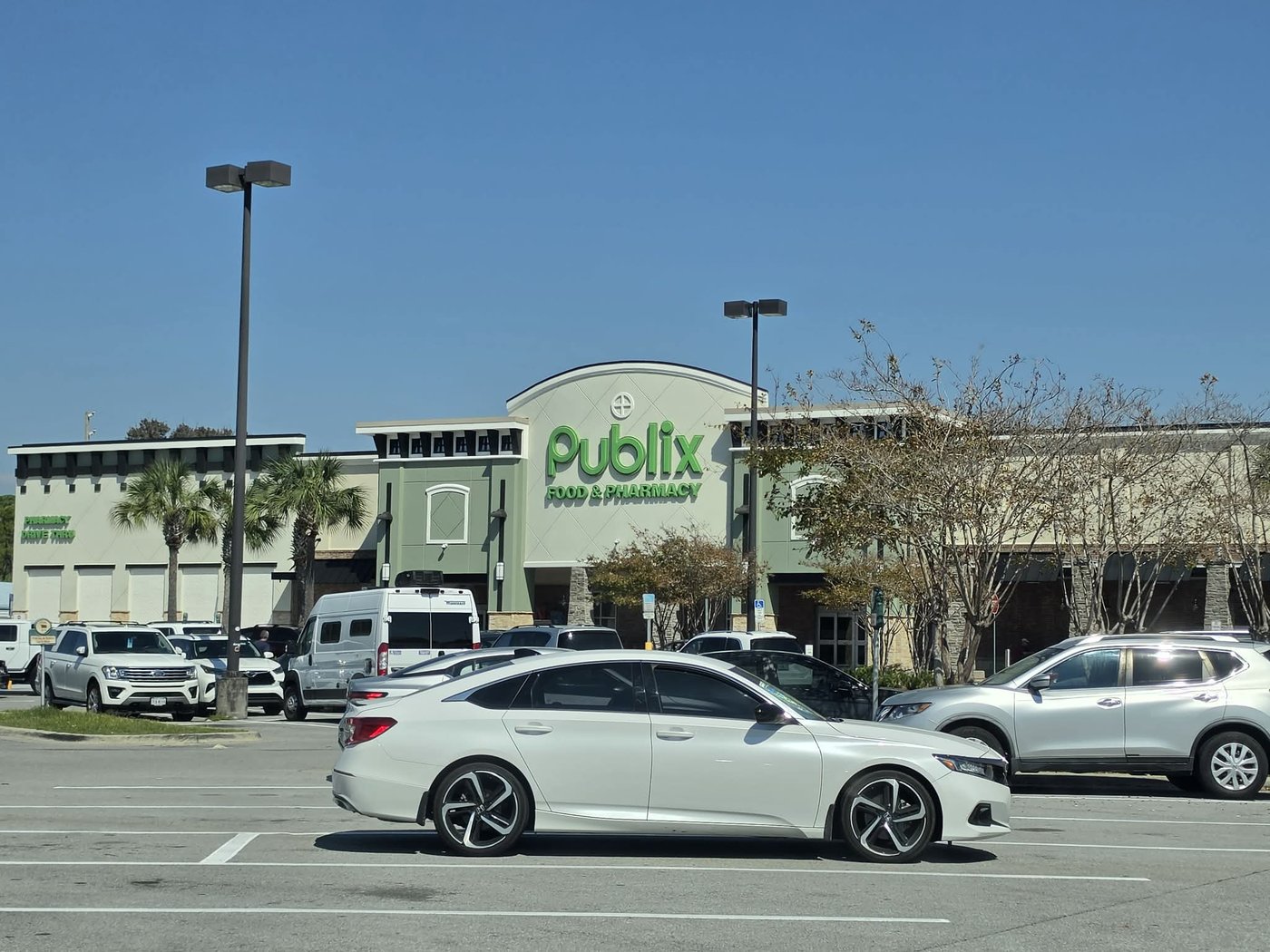 A Publix Food & Pharmacy and its parking lot